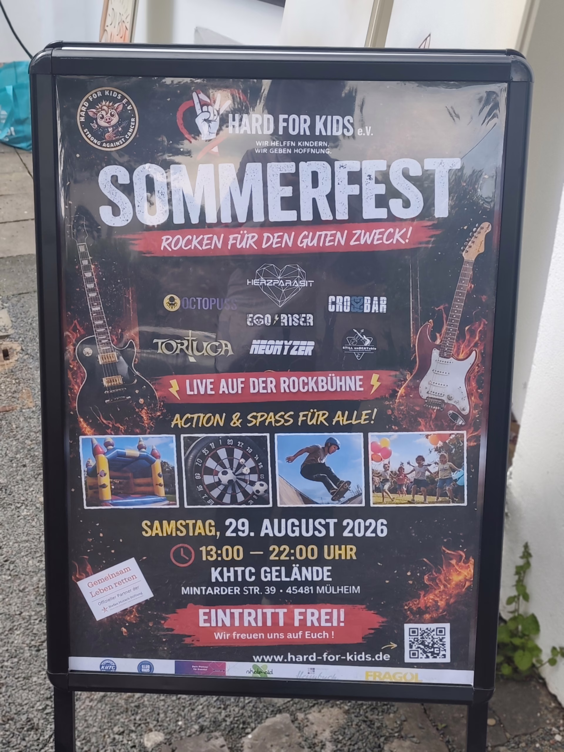 Plakataufsteller für das Sommerfest 2026 des Vereins "Hards for Kids e.V."